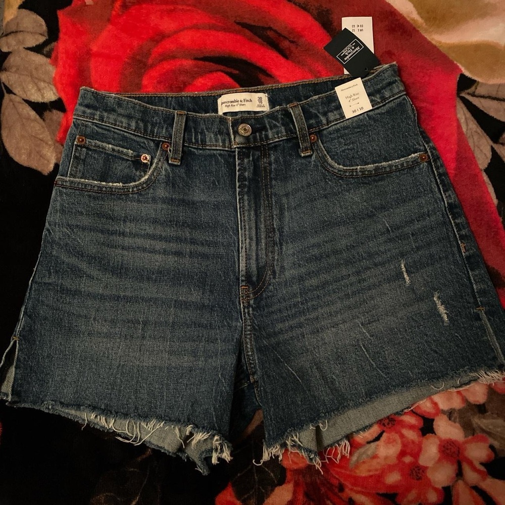 Abercrombie & Fitch high rise 4” shorts